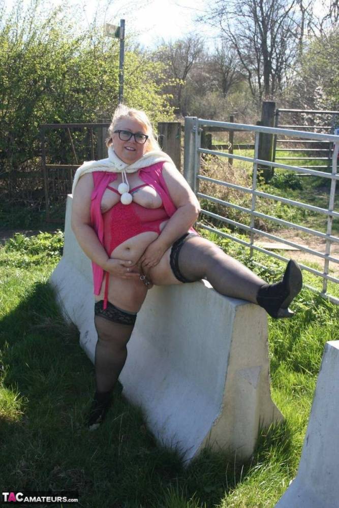 Obese UK blonde Lexie Cummings shows her big ass and pussy while outdoors | Photo: 780031