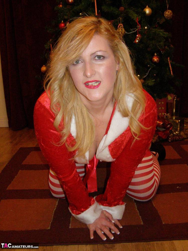 Blonde amateur Samantha poses for a nude shoot at Christmas - #7