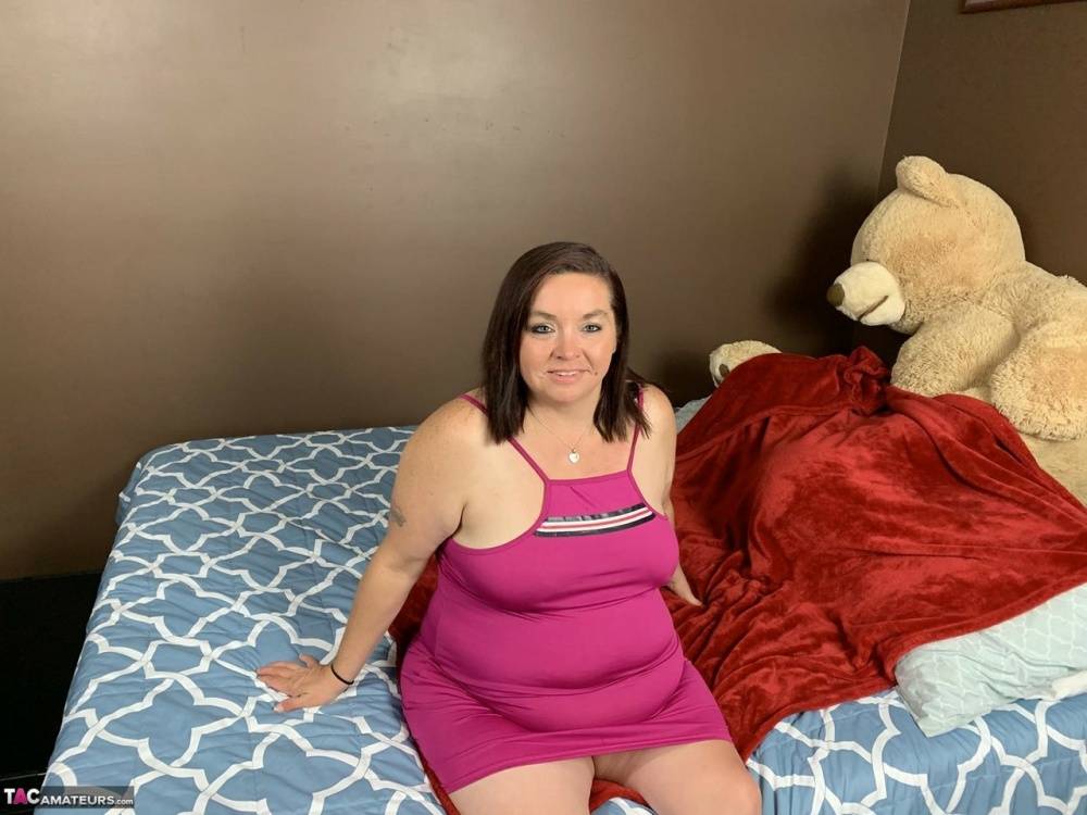 Mature BBW Sexy NE BBW spreads her pussy on a bed after showing her big ass - #3