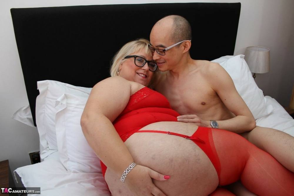 Fat UK blonde Lexie Cummings swaps oral sex with her man on a bed in glasses | Photo: 791595
