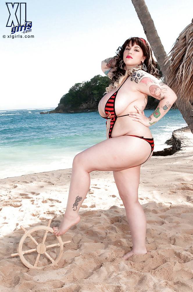 Fat babe with sexy tattoos Dors Feline posing in bikini on the beach | Photo: 795547