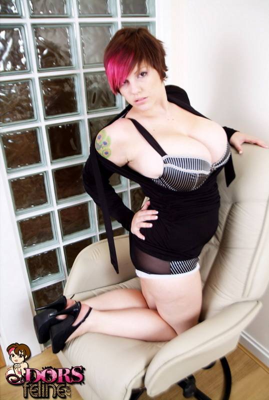Tattooed BBW with dyed hair Dors Feline uncorks her hooters as she disrobes | Photo: 795654