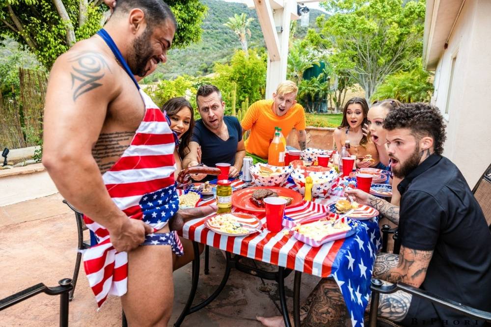 It's the 4th of July and Draven Navarro and his wife Rose Lynn are having a | Photo: 796090