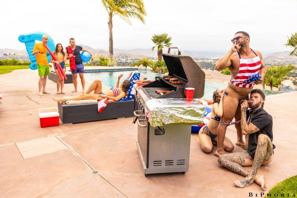 It's the 4th of July and Draven Navarro and his wife Rose Lynn are having a | Photo: 796175
