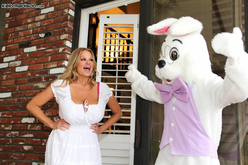 Big titted MILF Kelly Madison frees giant knockers to fuck the Easter bunny | Photo: 800573