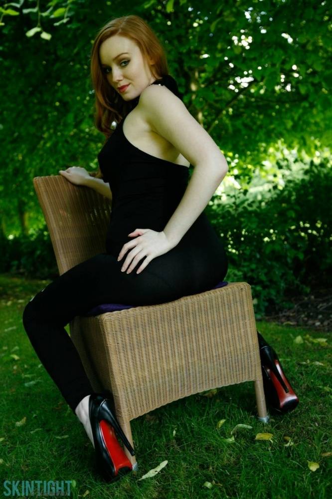 Gorgeous redhead Kloe Kane strips to her heels in an English garden - #8