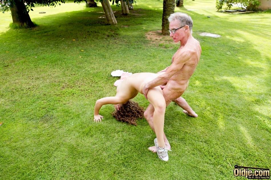 Petite teen girl has sex on the back lawn with two old men at once | Photo: 837930