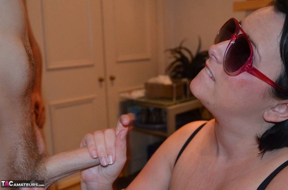 Amateur chick Kimberly Scott sports sunglasses while jacking a bunch of dicks - #15