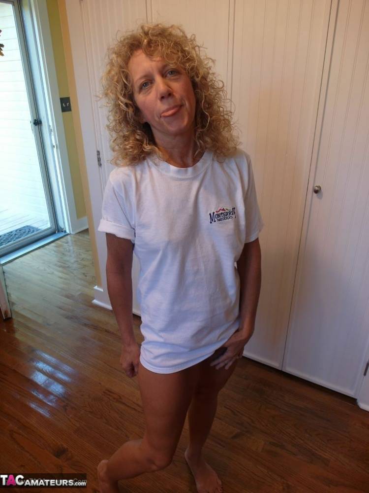 Older blonde woman with curly hair hikes her T-shirt up and over her tits - #2