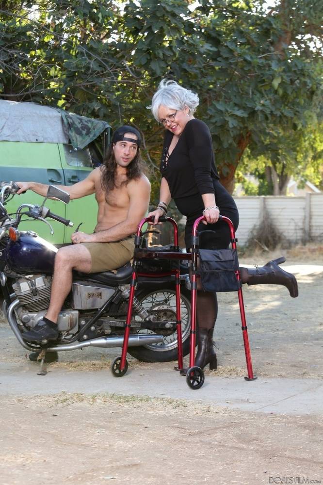 Naughty granny Kelly Leigh might need a walker but she can still strip | Photo: 857434