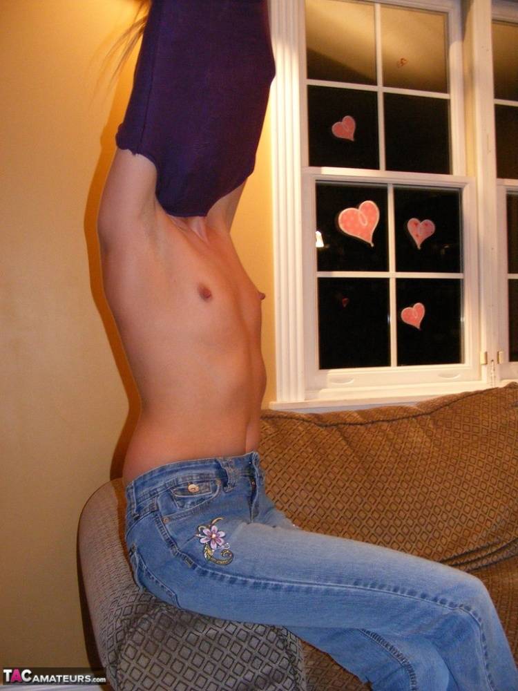 Slender amateur Kiss Alissa doffs a T-shirt and jeans to pose in the nude - #12