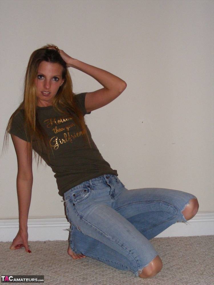 Slender amateur Kiss Alissa doffs a T-shirt and jeans to pose in the nude - #10