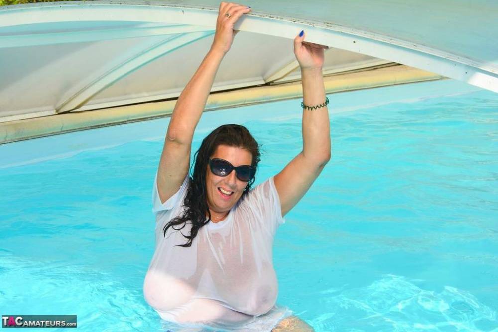 British amateur Lu Lu Lush releases her huge tits from a wet T-shirt in a pool - #15