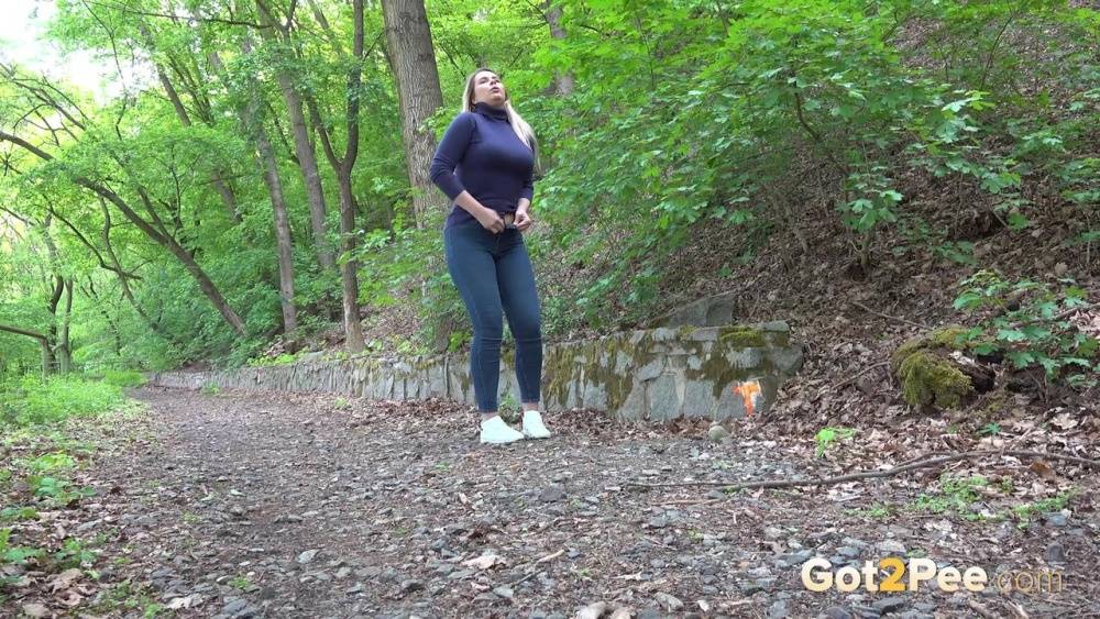 Thick girl Nikki Dream pulls down her jeans for a quick pee on a park path - #13