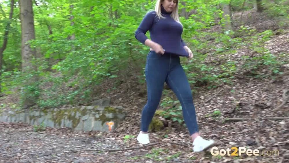Thick girl Nikki Dream pulls down her jeans for a quick pee on a park path - #7