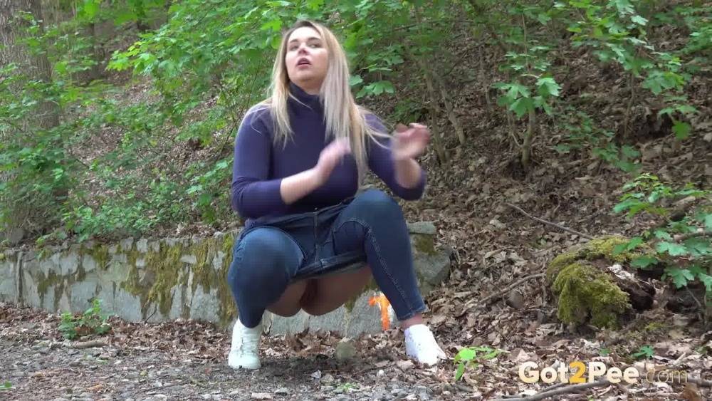 Thick girl Nikki Dream pulls down her jeans for a quick pee on a park path - #8