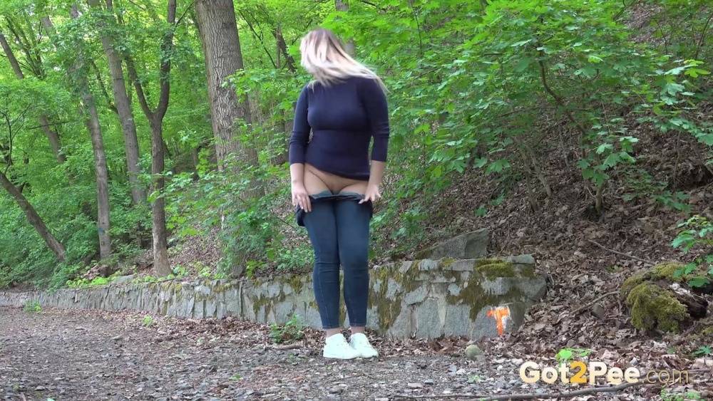 Thick girl Nikki Dream pulls down her jeans for a quick pee on a park path - #15
