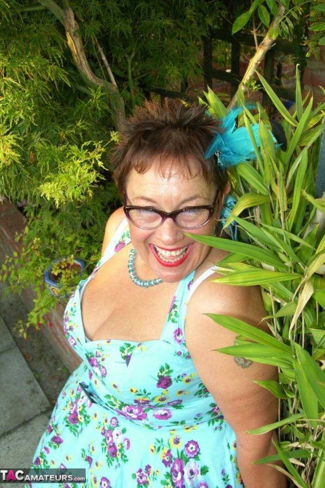Amateur fatty Warm Sweet Honey exposes her large breasts on backyard patio | Photo: 891107
