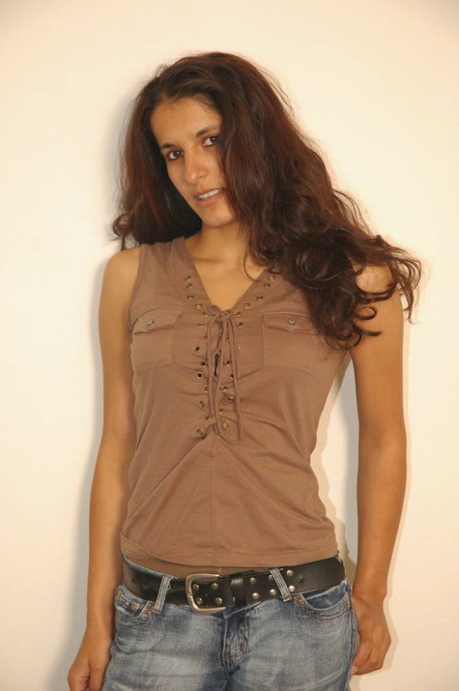 Brunette solo model Demia doffs jeans and shirt to pose in the nude | Photo: 893647