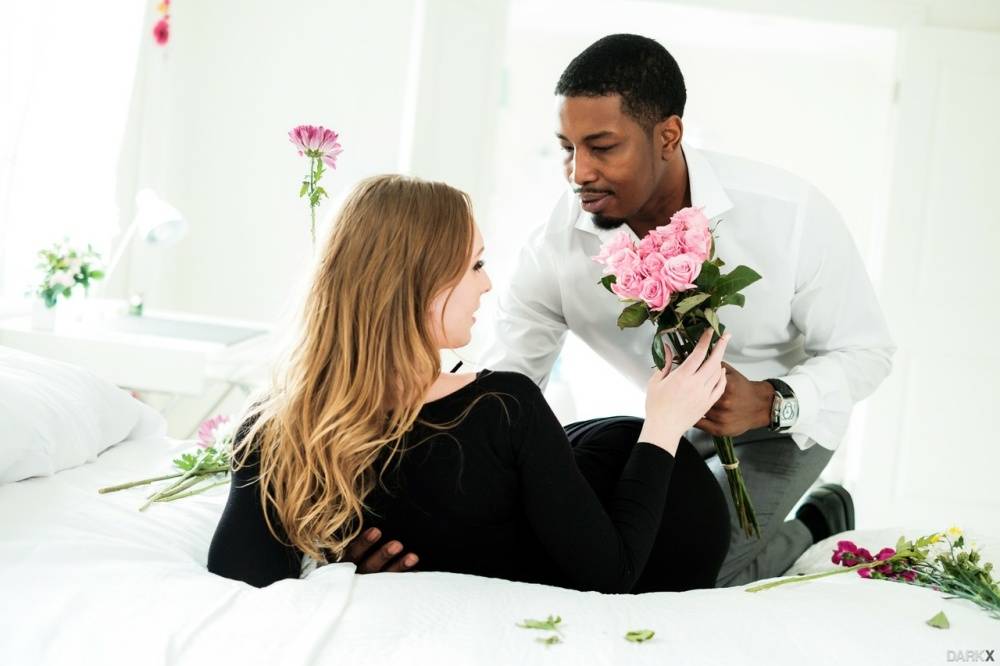 Pretty teen Daisy Stone is gifted flowers prior to interracial anal sex | Photo: 895563