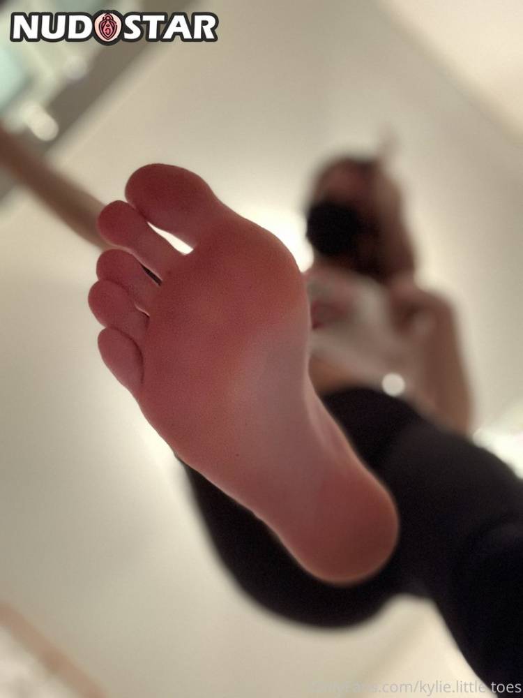 Kylie Little Toes Leaks | Photo: 1430762