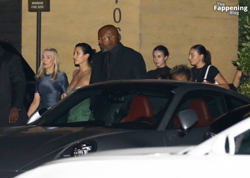 Bianca Censori Dines With Family and Kanye West’s Children at Nobu Malibu (67 Photos) - #7