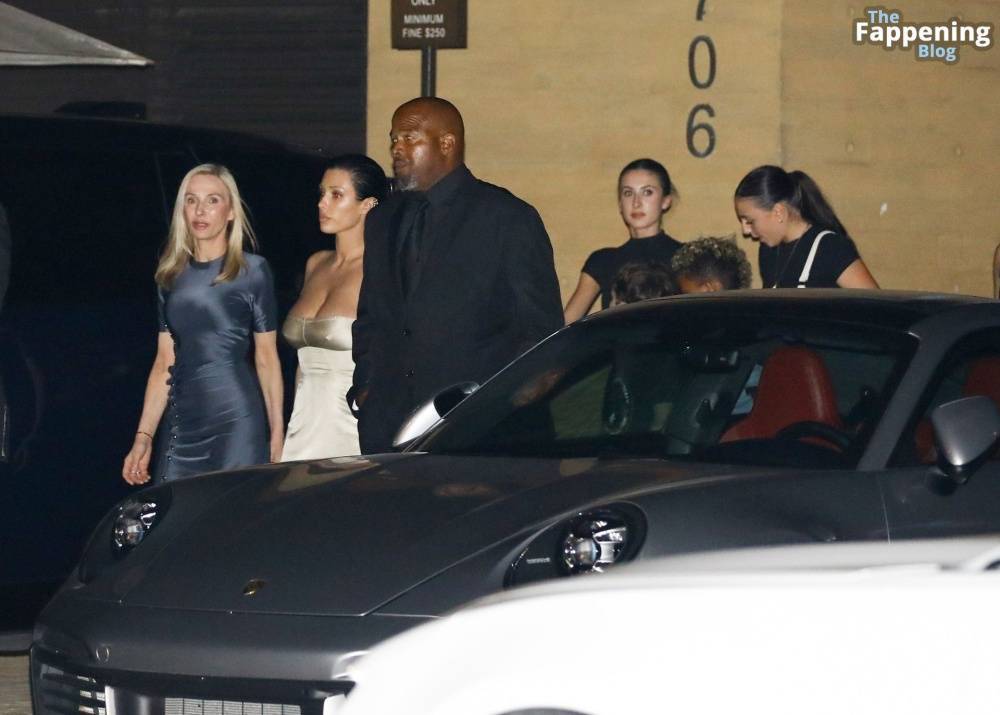 Bianca Censori Dines With Family and Kanye West’s Children at Nobu Malibu (67 Photos) - #10