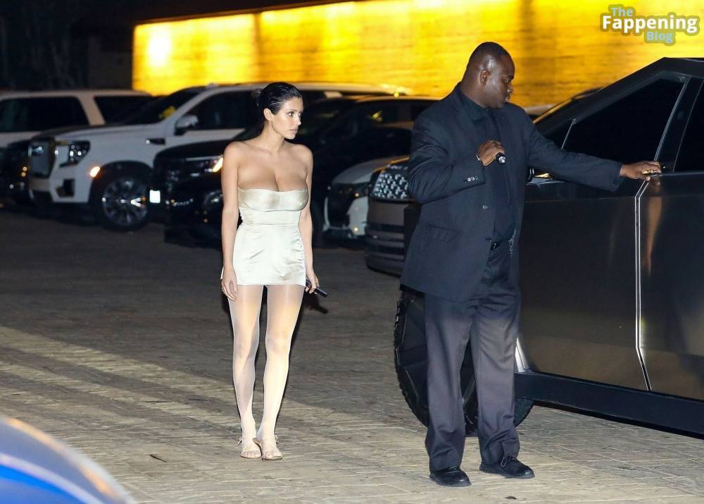 Bianca Censori Dines With Family and Kanye West’s Children at Nobu Malibu (67 Photos) - #17