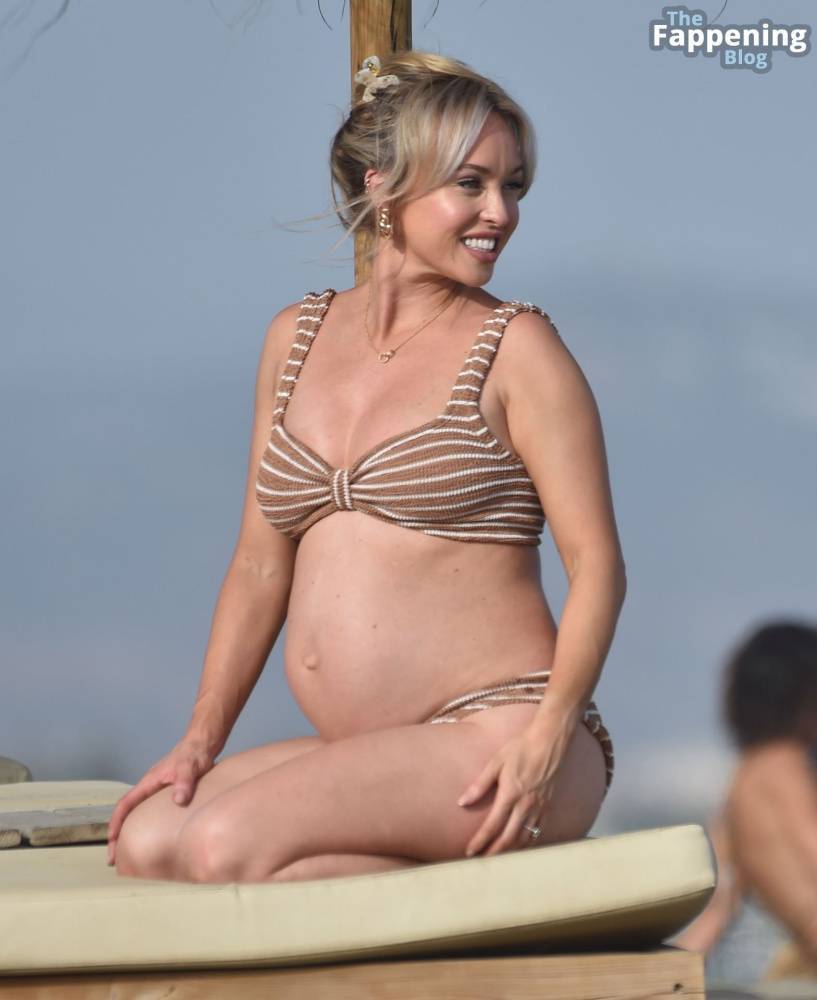 Jorgie Porter & Ollie Piotrowski Look Loved Up on the Beach in Spain (48 Photos) - #16