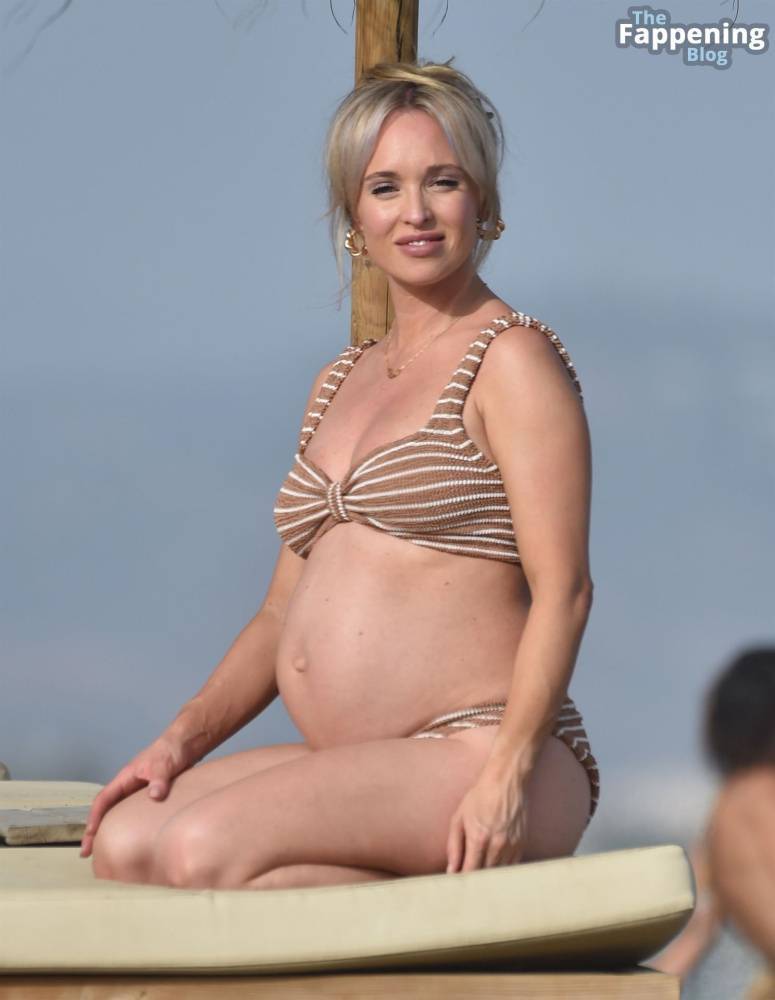 Jorgie Porter & Ollie Piotrowski Look Loved Up on the Beach in Spain (48 Photos) - #18