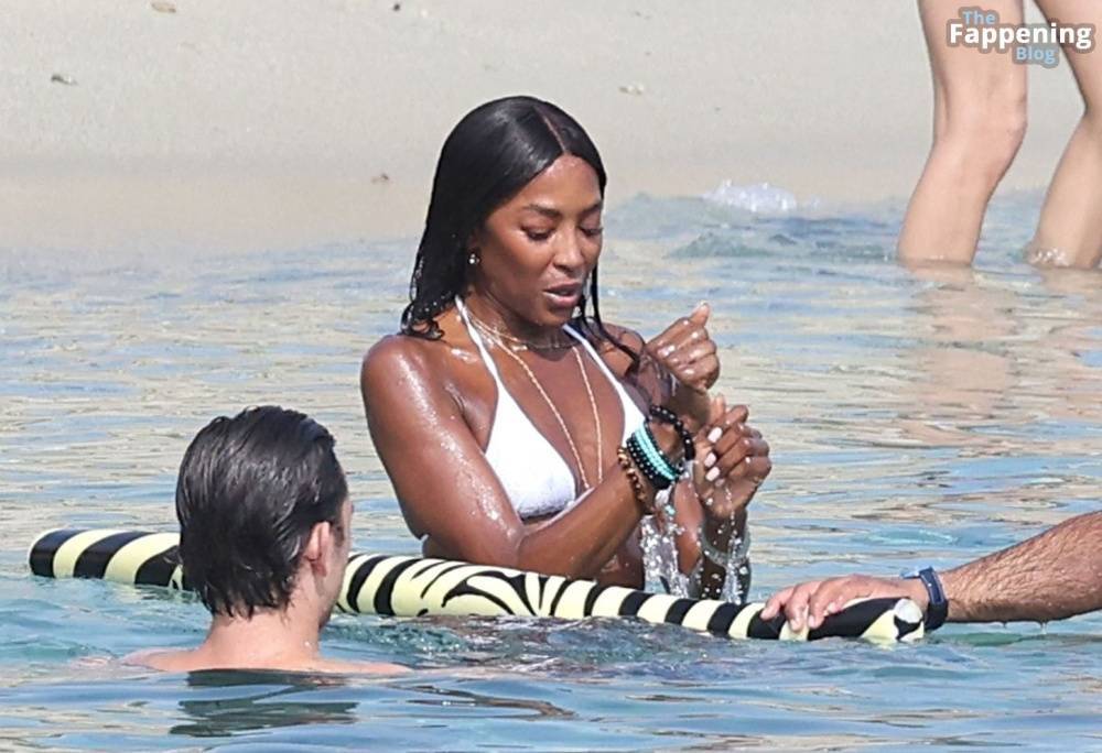 Naomi Campbell Shows Off Her Sexy Figure During Her Holiday with DJ Rampa on the Beaches of Mykonos (123 Photos) - #7