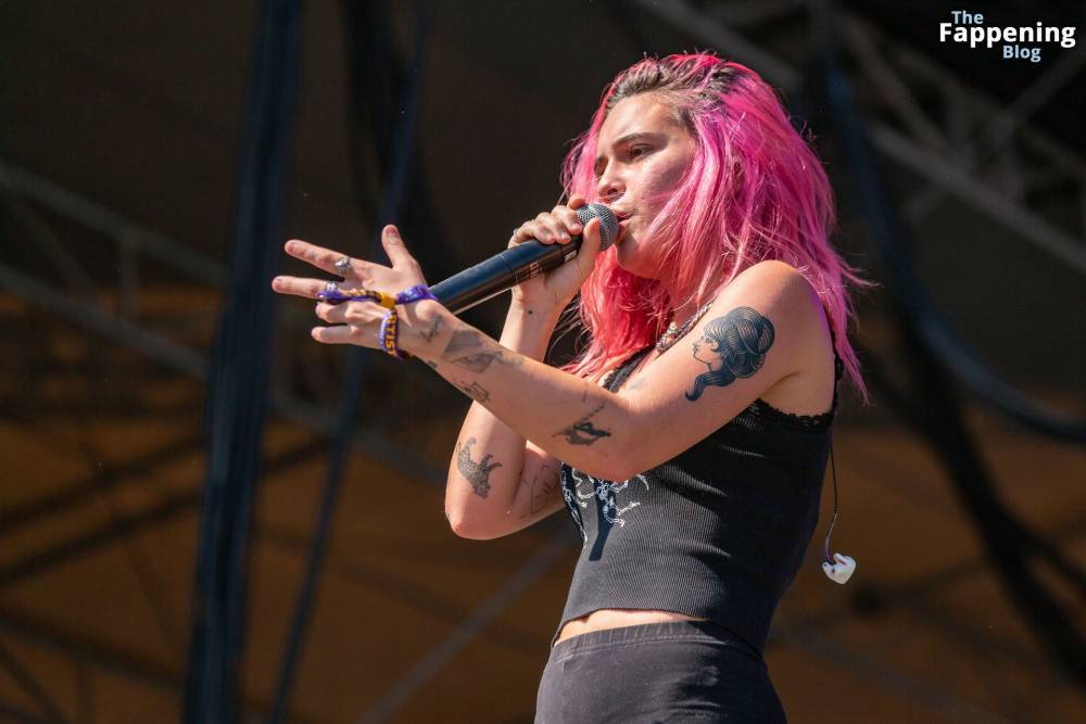 Bea Miller Shows Off Her Cameltoe on Stage (17 Photos) - #16