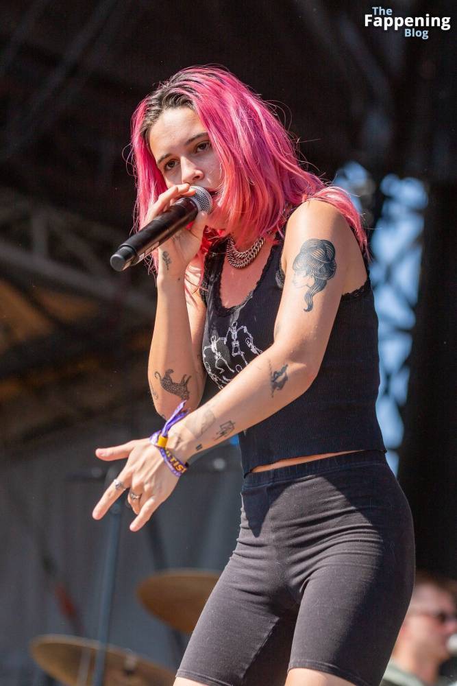 Bea Miller Shows Off Her Cameltoe on Stage (17 Photos) - #5