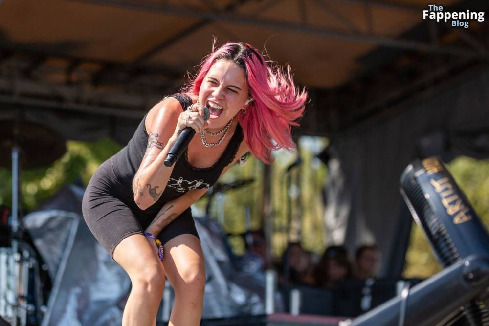 Bea Miller Shows Off Her Cameltoe on Stage (17 Photos) - #6