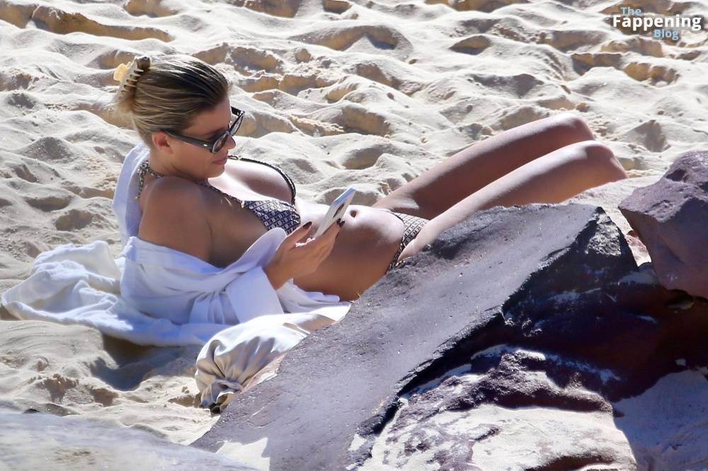 Natasha Oakley Shows Off Her Sexy Bikini Body on the Beach in Sydney (23 Photos) - #2