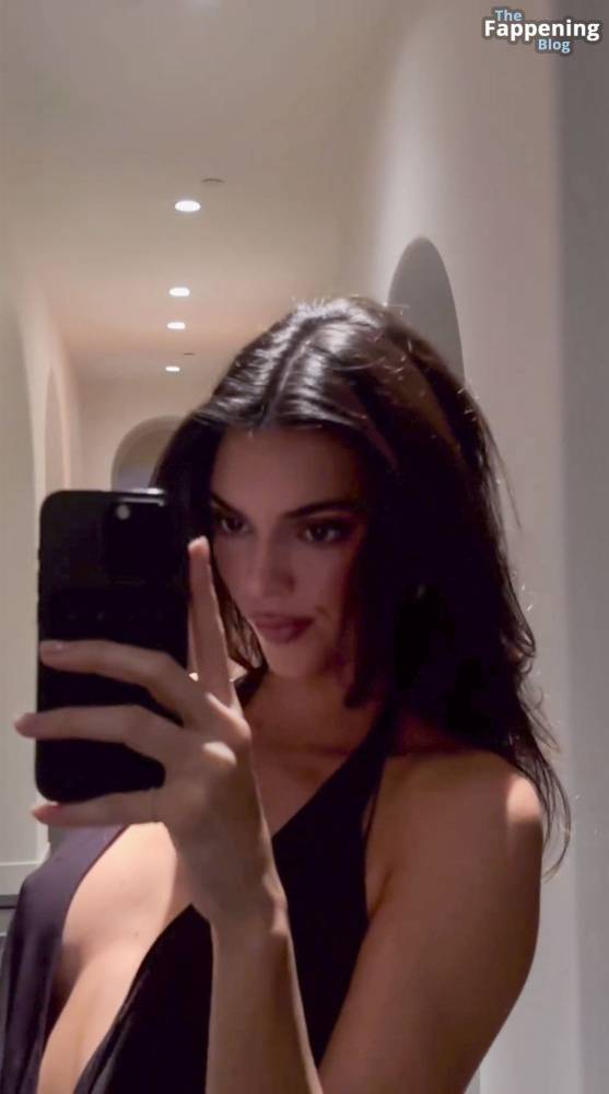 Kendall Jenner Nude & Sexy Collection (18 Photos) - #4