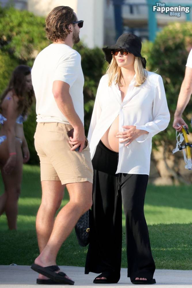 Pregnant Margot Robbie Looks Radiant While Pictured With Her Husband in Sardinia (130 Photos) - #5