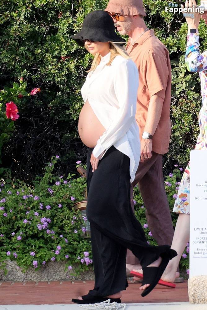 Pregnant Margot Robbie Looks Radiant While Pictured With Her Husband in Sardinia (130 Photos) - #20