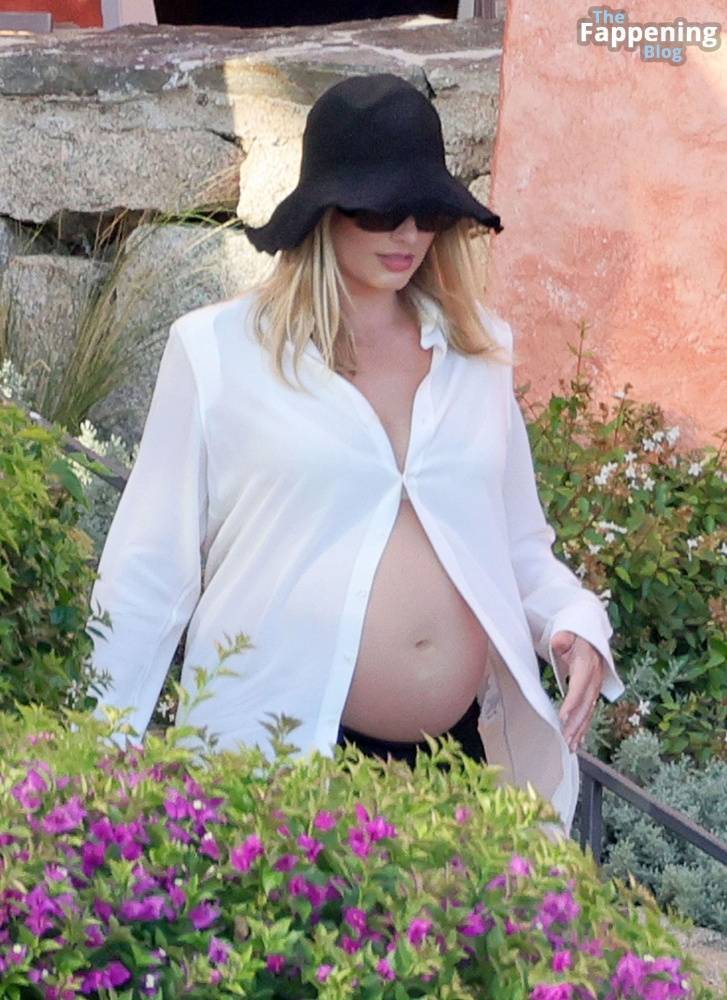 Pregnant Margot Robbie Looks Radiant While Pictured With Her Husband in Sardinia (130 Photos) - #17