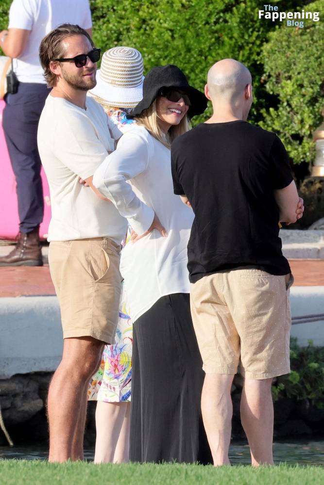 Pregnant Margot Robbie Looks Radiant While Pictured With Her Husband in Sardinia (130 Photos) - #29