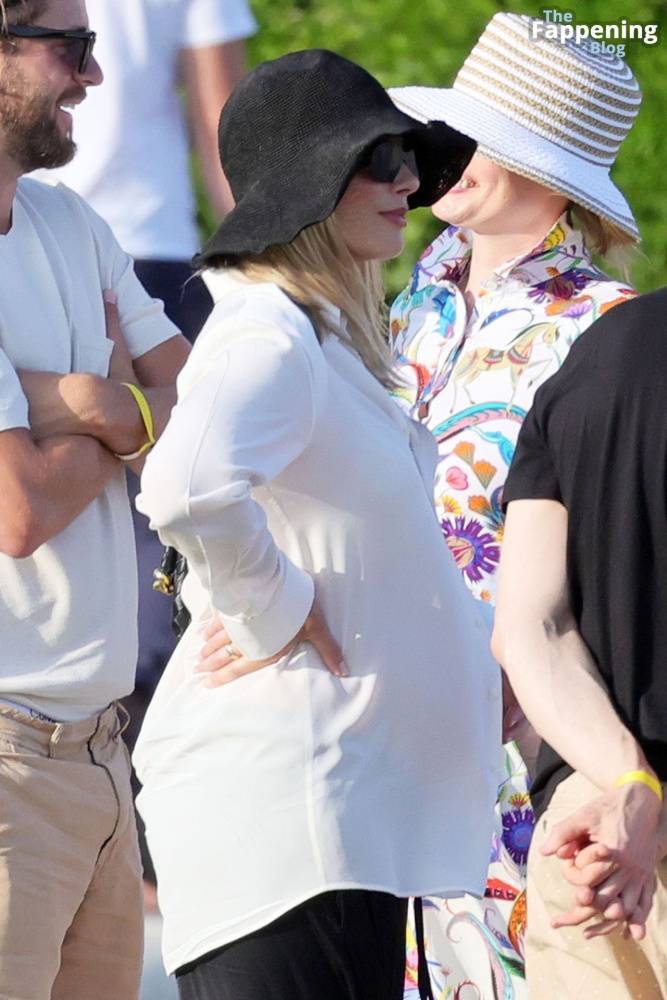 Pregnant Margot Robbie Looks Radiant While Pictured With Her Husband in Sardinia (130 Photos) - #10