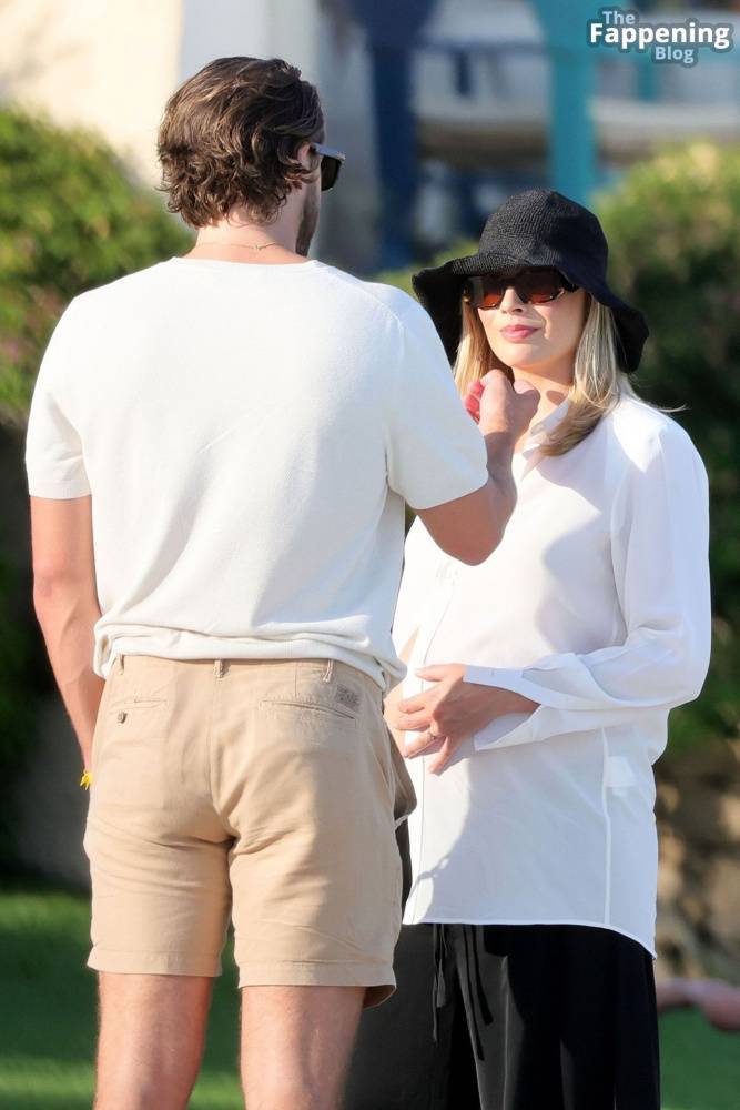 Pregnant Margot Robbie Looks Radiant While Pictured With Her Husband in Sardinia (130 Photos) - #6