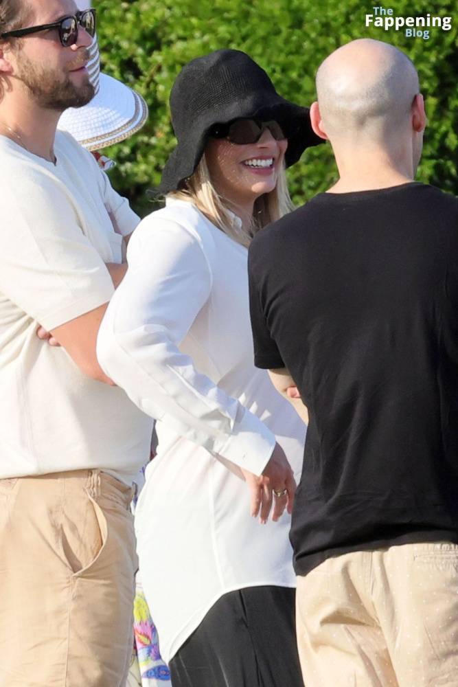 Pregnant Margot Robbie Looks Radiant While Pictured With Her Husband in Sardinia (130 Photos) - #27