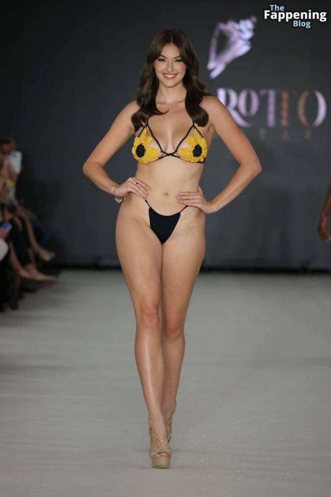 Rachel Pizzolato Displays Her Sexy Body at the ëa Lingerie Fashion Show (14 Photos) - #1