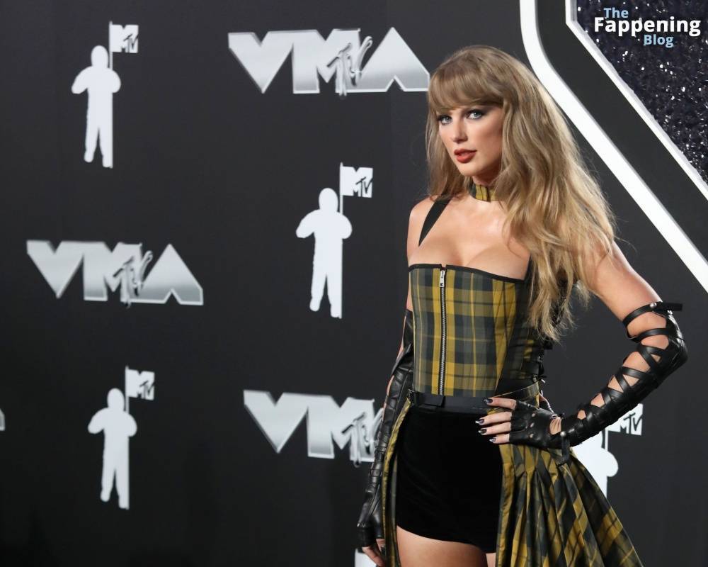 Taylor Swift Displays Nice Cleavage at the MTV VMAs (170 Photos) - #25