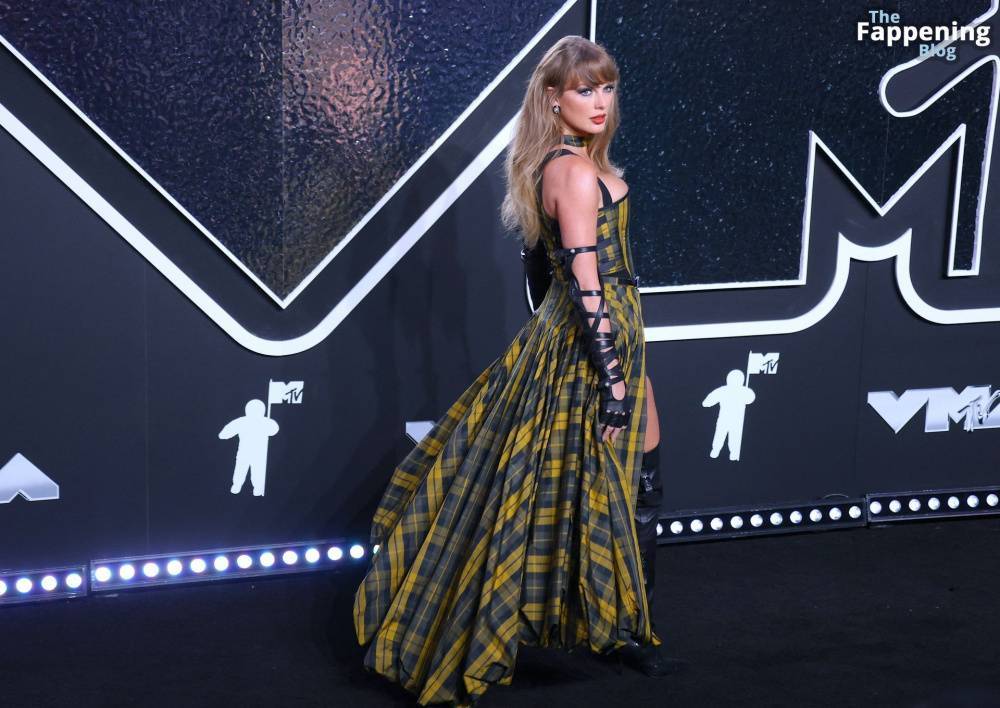 Taylor Swift Displays Nice Cleavage at the MTV VMAs (170 Photos) - #20