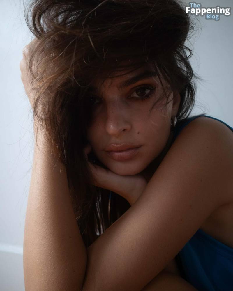 Emily Ratajkowski Braless (9 Hot Photos) - #4