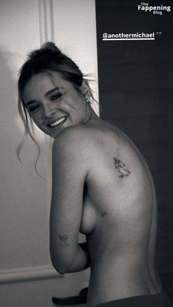 Charlotte Lawrence Topless (4 Photos) - #3