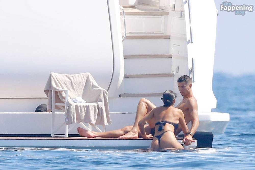 Georgina Rodriguez & Cristiano Ronaldo Enjoy Luxurious Yacht Day in the South of France (104 Photos) - #14