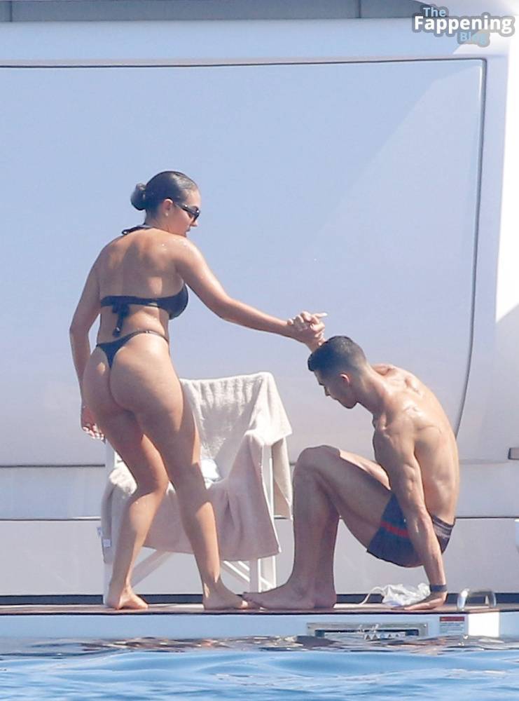 Georgina Rodriguez & Cristiano Ronaldo Enjoy Luxurious Yacht Day in the South of France (104 Photos) - #27